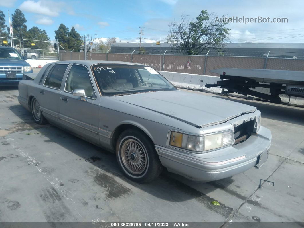 1992 Lincoln Town Car Signature Silver vin: 1LNLM82W8NY605860