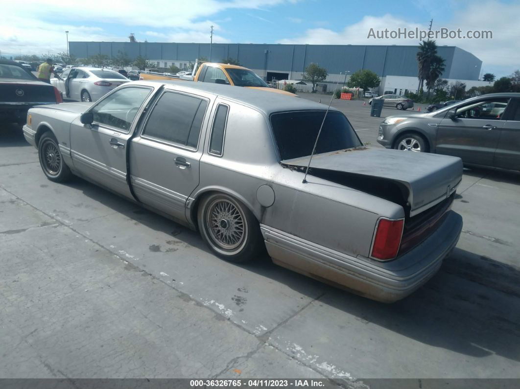 1992 Lincoln Town Car Signature Silver vin: 1LNLM82W8NY605860