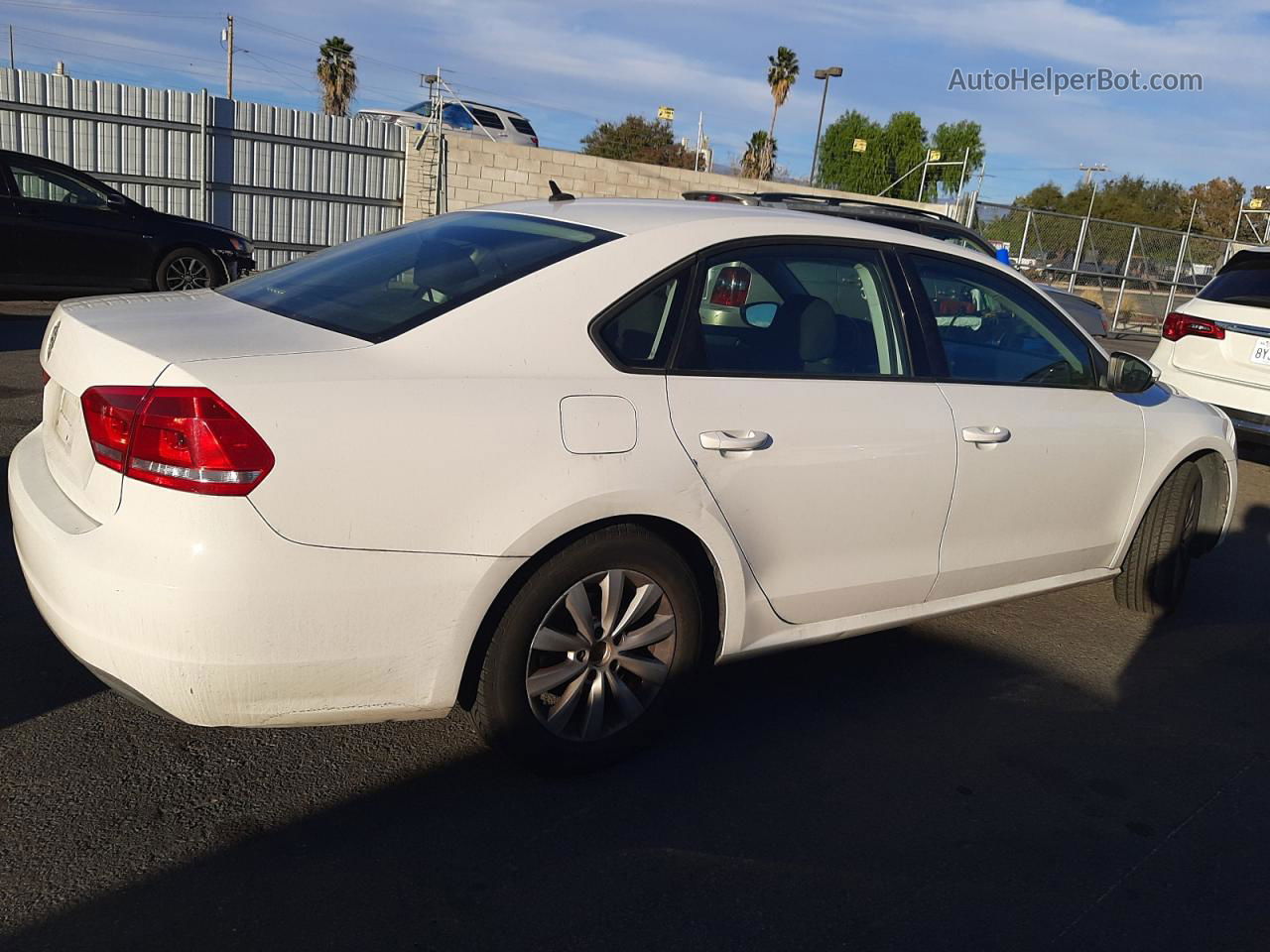 2012 Volkswagen Passat S Белый vin: 1VWAH7A32CC045486