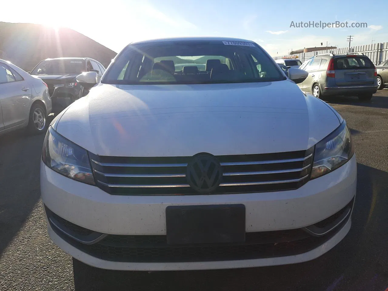 2012 Volkswagen Passat S Белый vin: 1VWAH7A32CC045486