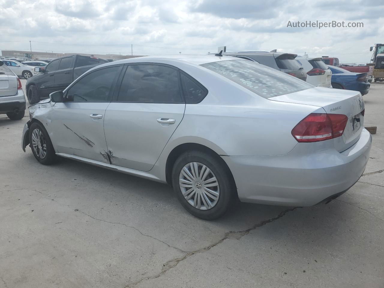 2014 Volkswagen Passat S Серебряный vin: 1VWAH7A32EC016038