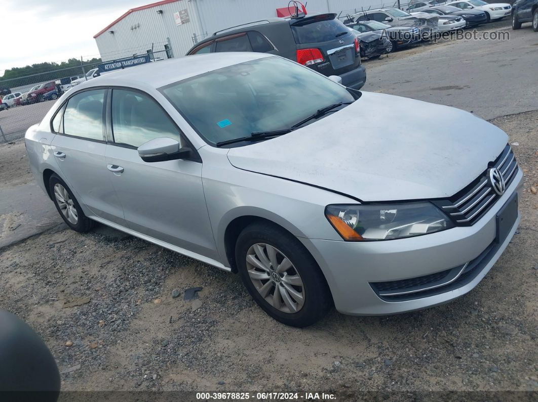 2012 Volkswagen Passat 2.5l S Серебряный vin: 1VWAH7A34CC108636