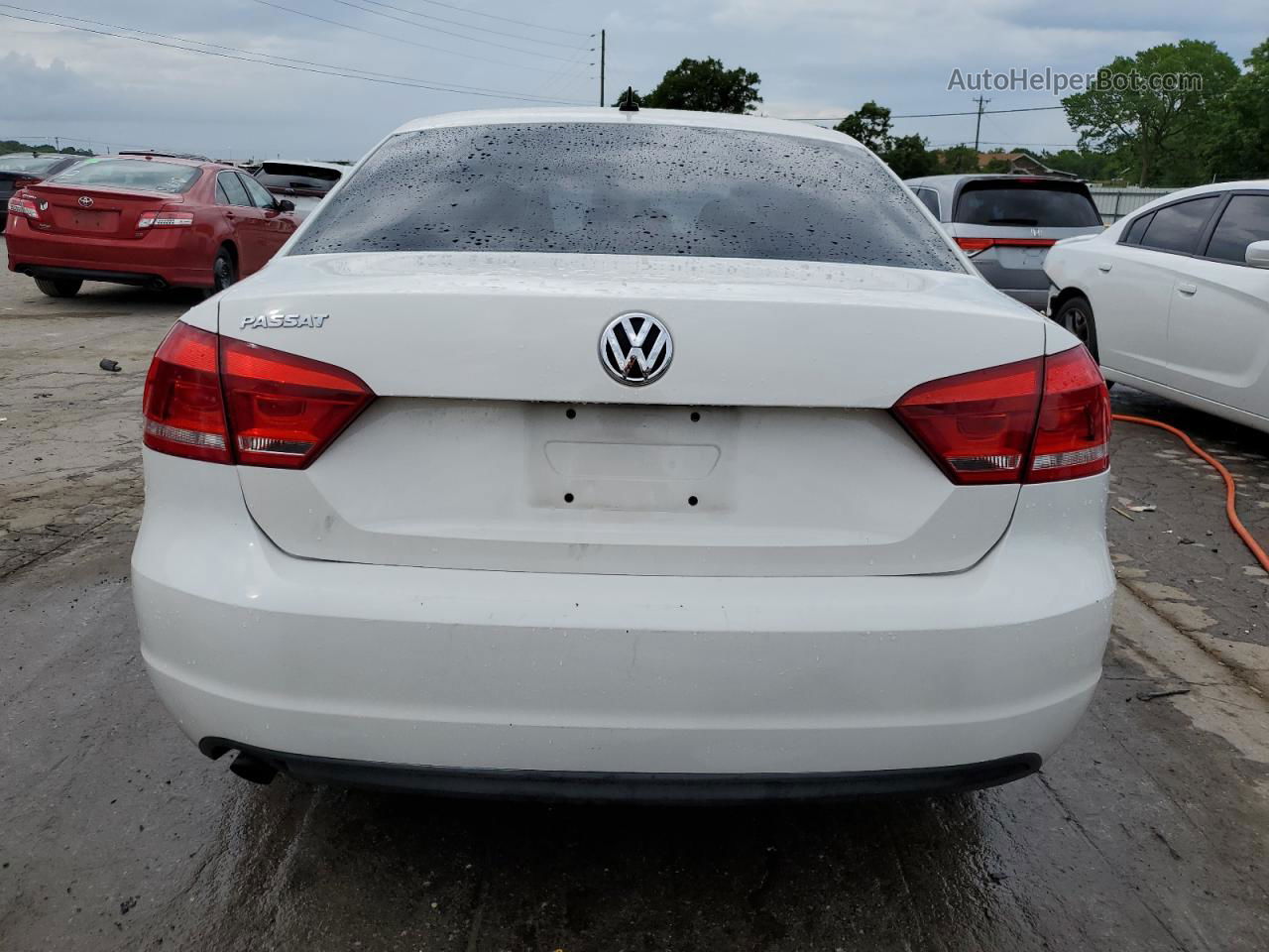 2014 Volkswagen Passat S Белый vin: 1VWAH7A35EC003025