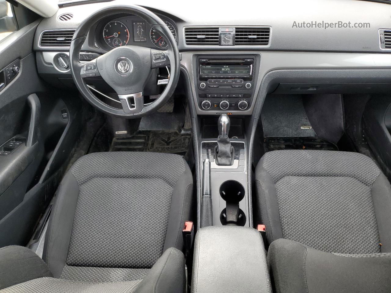 2013 Volkswagen Passat S Серебряный vin: 1VWAH7A36DC045699