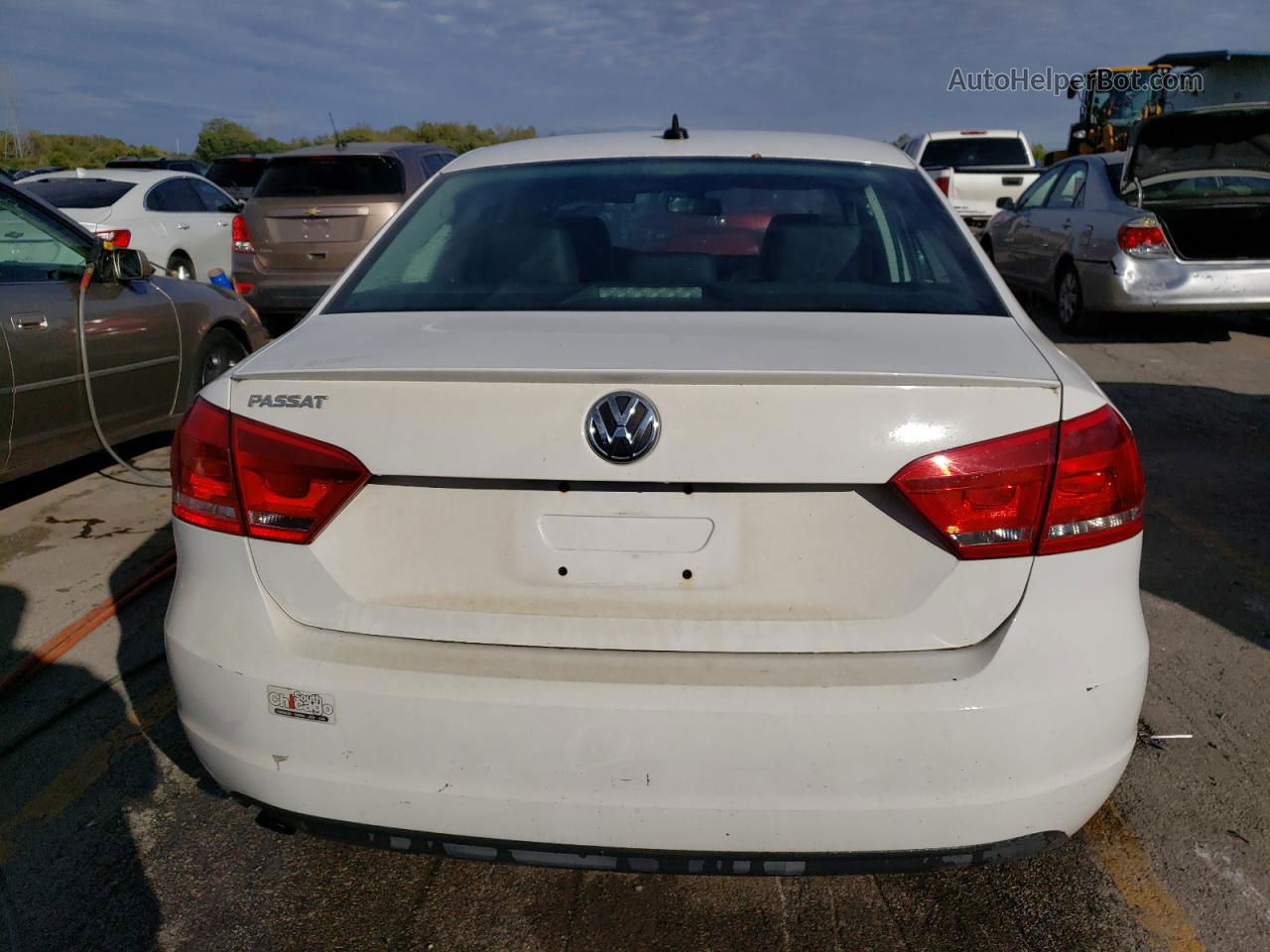 2013 Volkswagen Passat S White vin: 1VWAP7A38DC135312