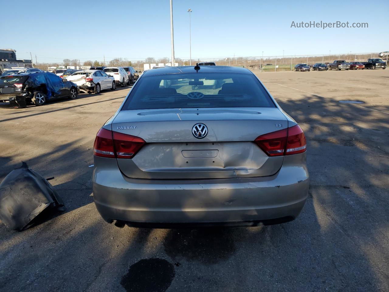 2015 Volkswagen Passat S Золотой vin: 1VWAS7A32FC067798