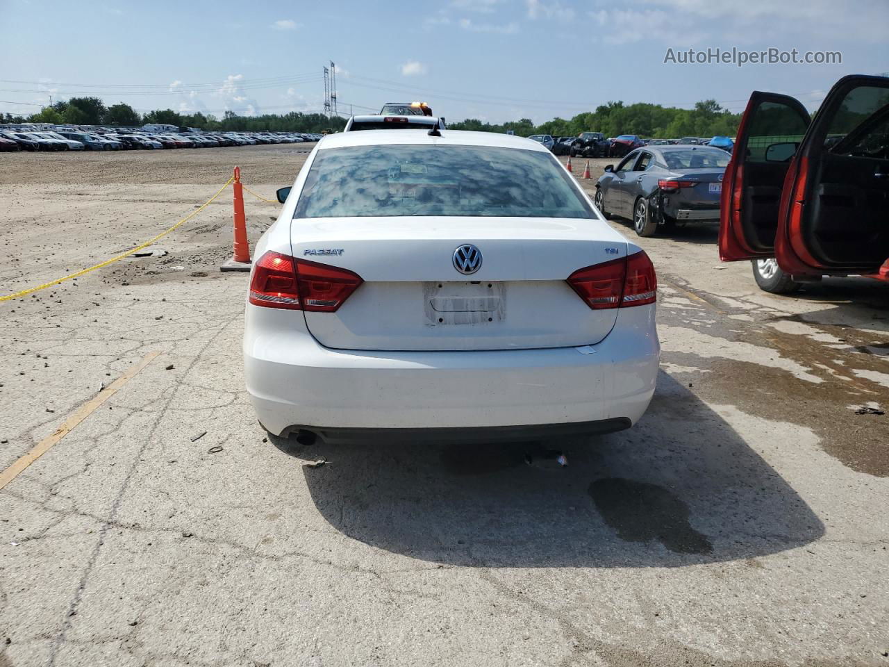 2015 Volkswagen Passat S Белый vin: 1VWAS7A38FC113571