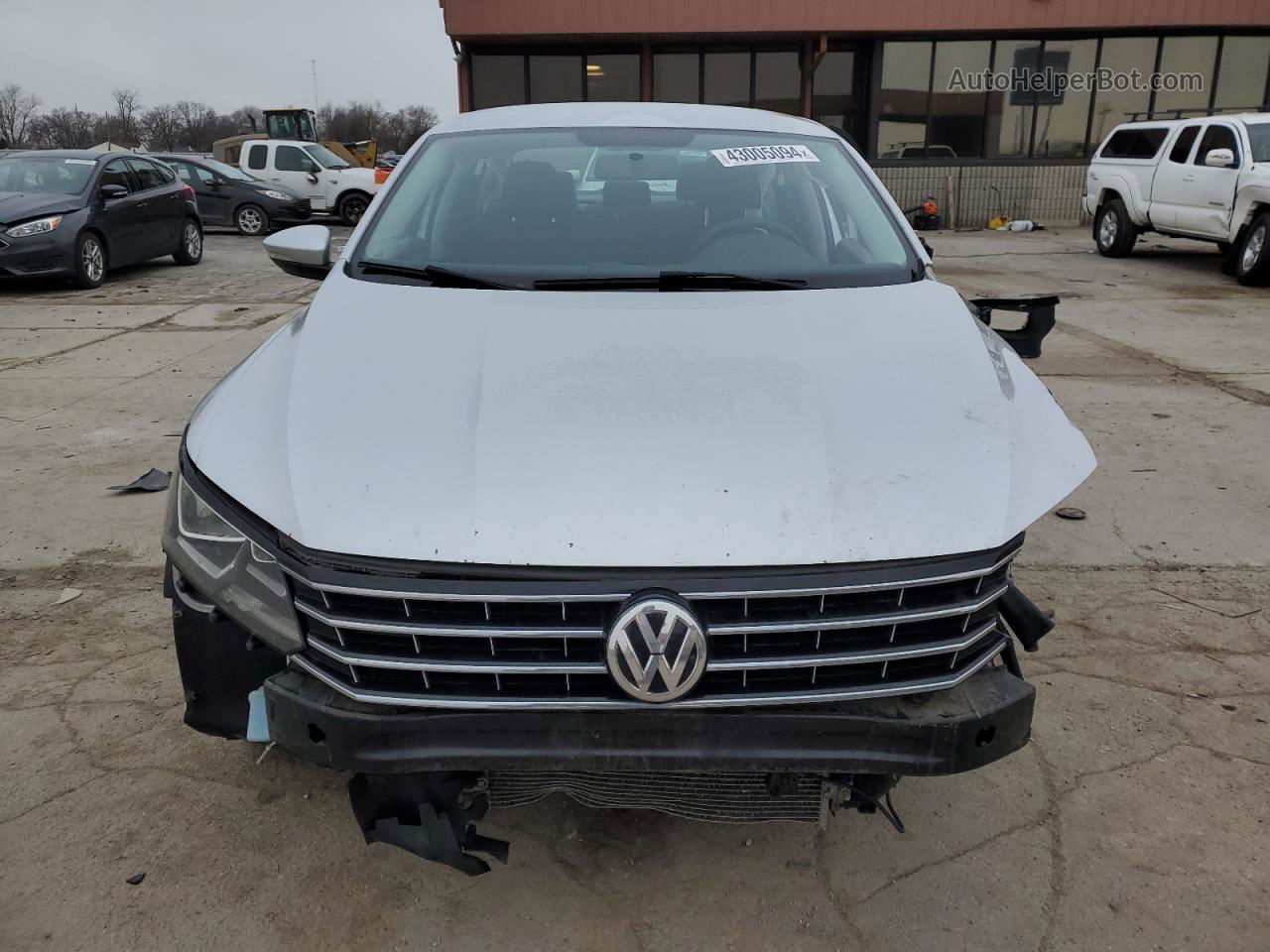 2017 Volkswagen Passat S Серебряный vin: 1VWAT7A32HC033358