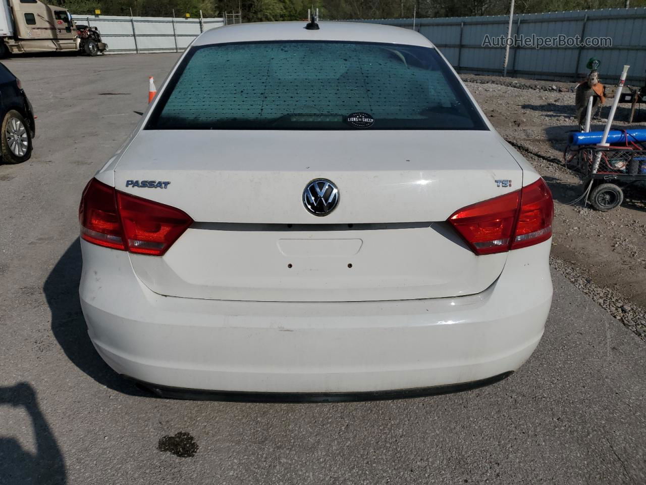 2015 Volkswagen Passat S Белый vin: 1VWAT7A33FC048352