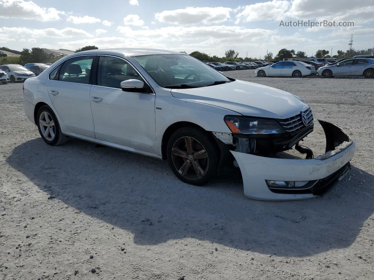 2015 Volkswagen Passat S Белый vin: 1VWAT7A33FC115872