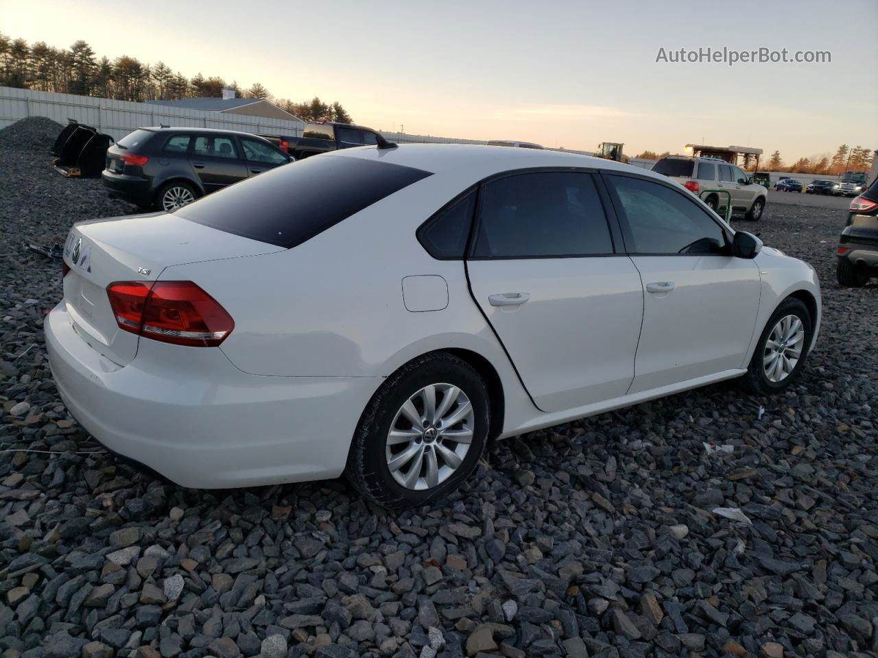 2014 Volkswagen Passat S Белый vin: 1VWAT7A34EC074523