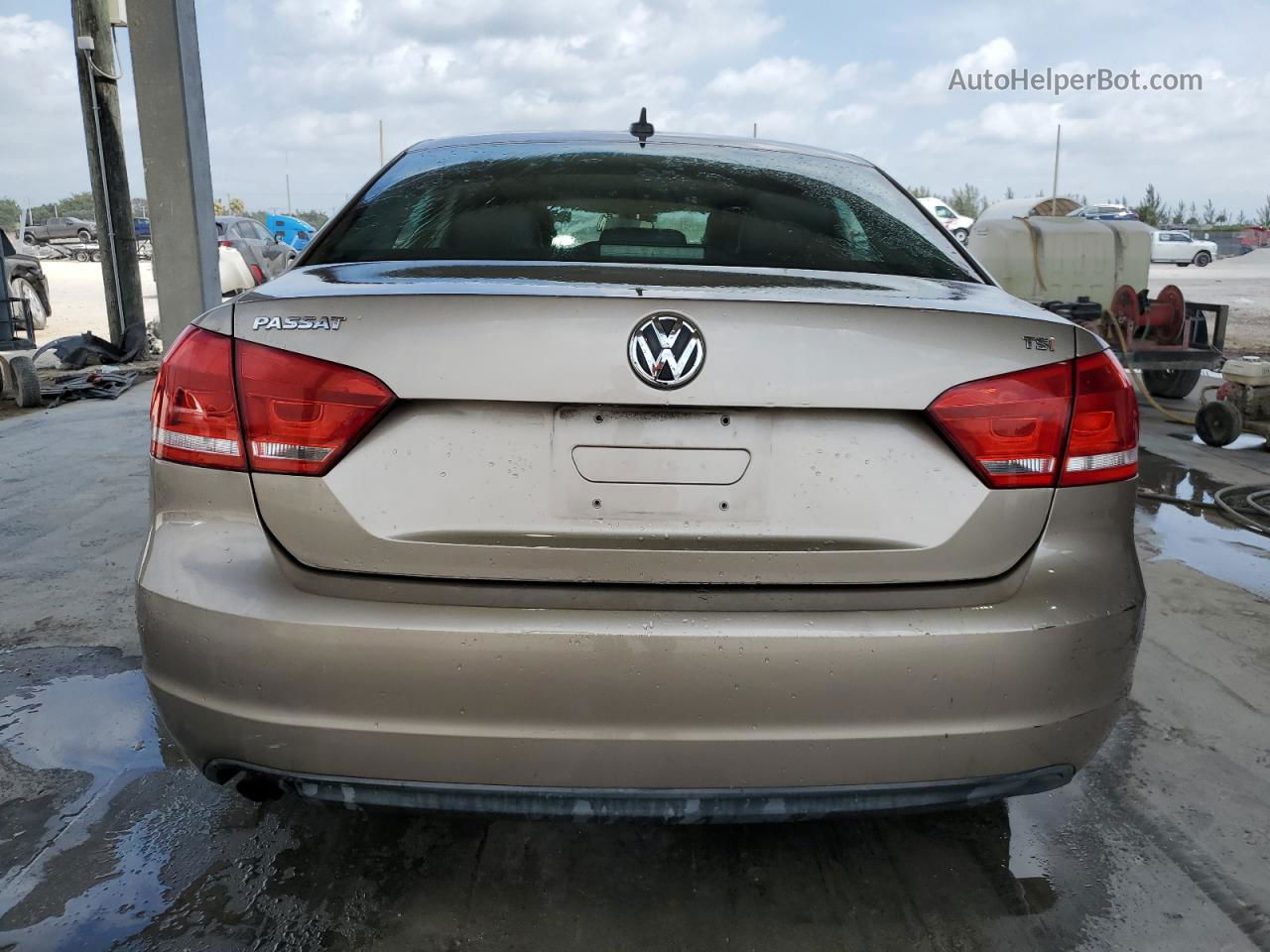 2015 Volkswagen Passat S Золотой vin: 1VWAT7A35FC040589