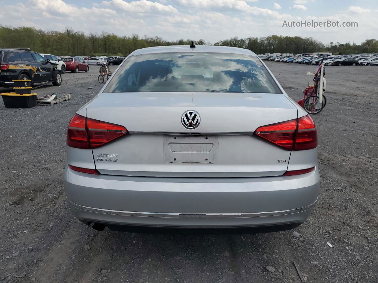 2016 Volkswagen Passat S Серебряный vin: 1VWAT7A35GC013782