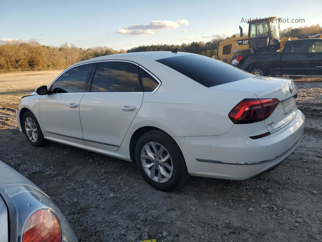 2017 Volkswagen Passat S Белый vin: 1VWAT7A35HC041700