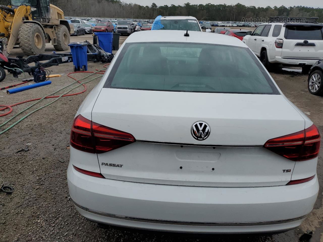 2017 Volkswagen Passat S Белый vin: 1VWAT7A36HC073927