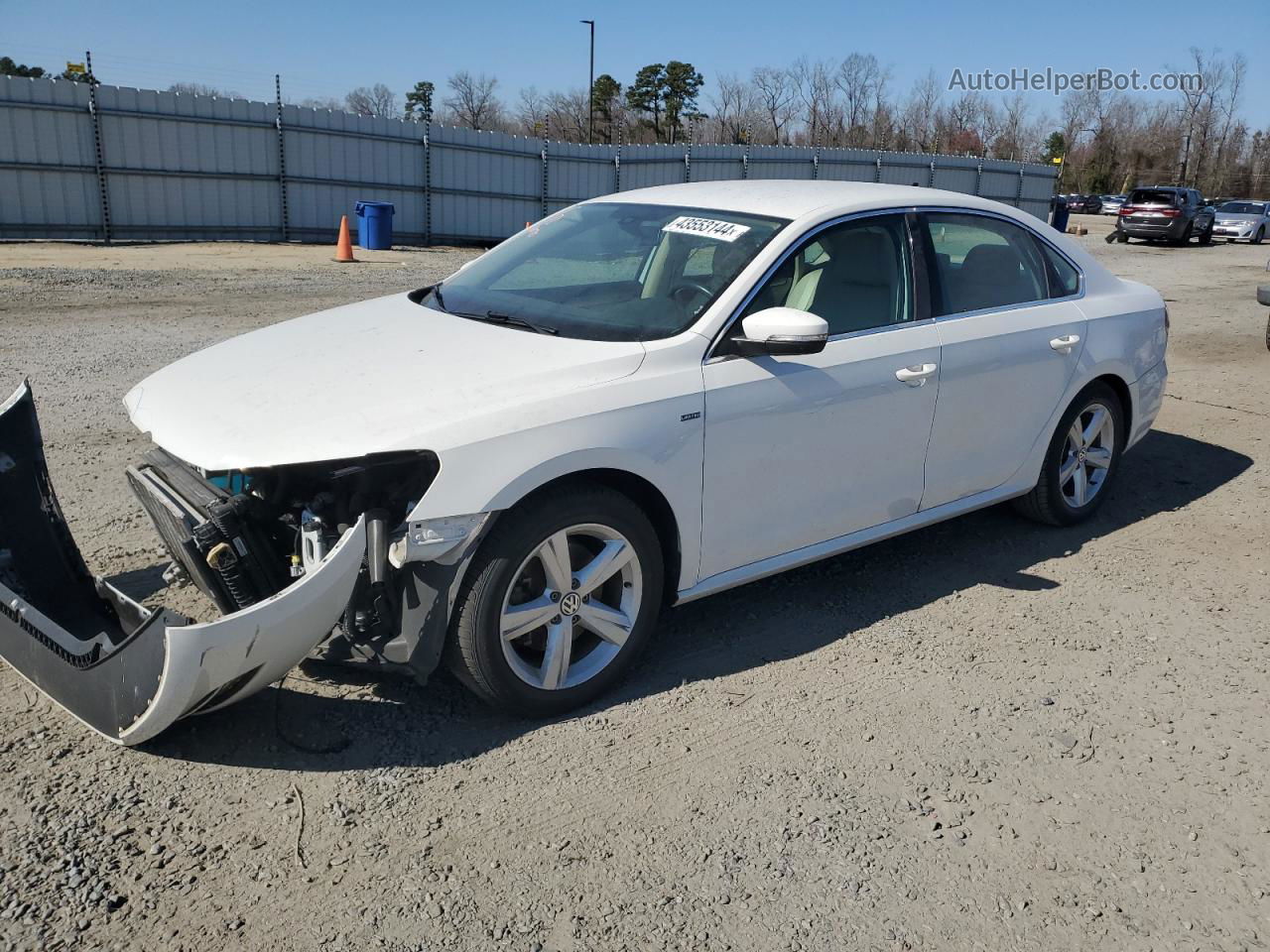 2015 Volkswagen Passat S Белый vin: 1VWAT7A37FC095786