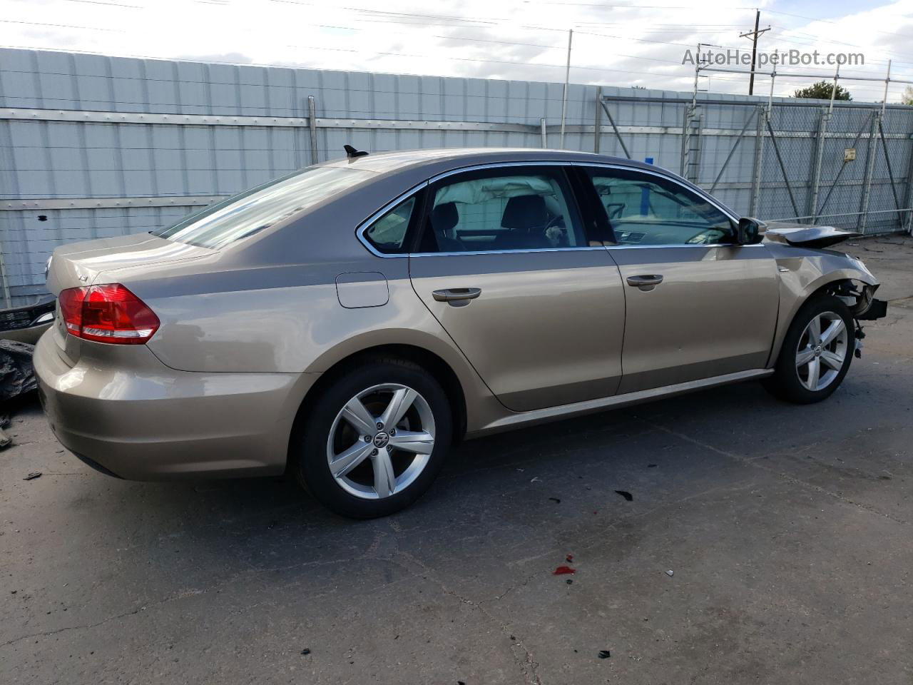 2015 Volkswagen Passat S Золотой vin: 1VWAT7A37FC109198