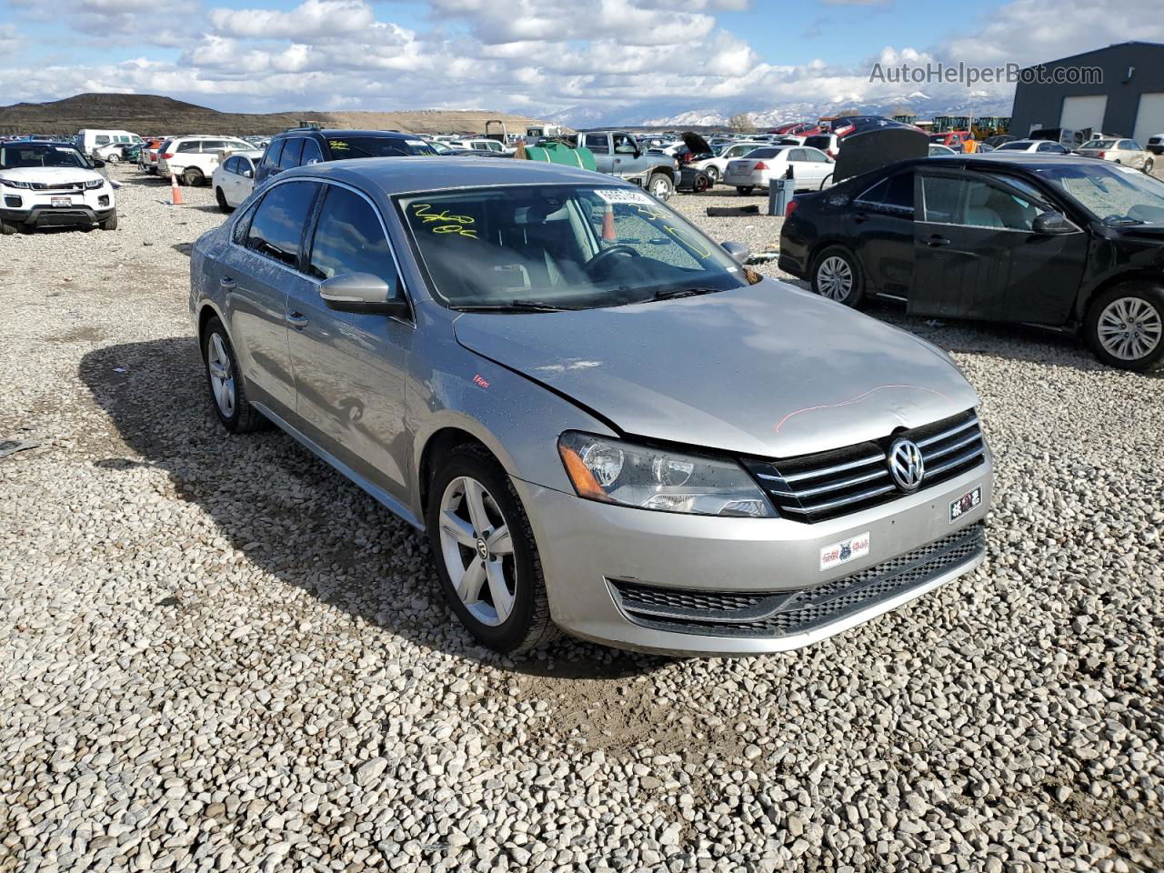 2014 Volkswagen Passat S Серебряный vin: 1VWAT7A38EC029052