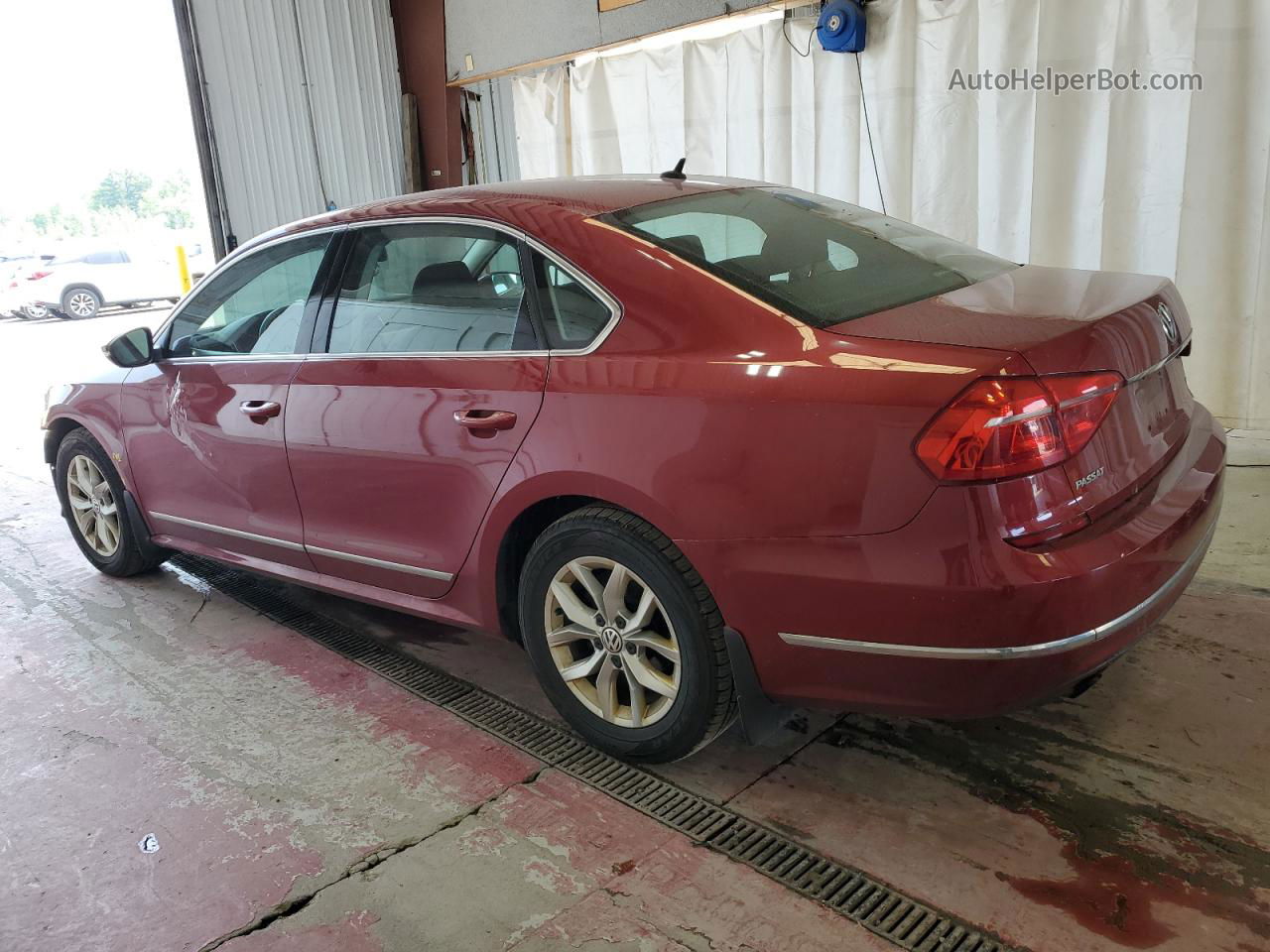 2016 Volkswagen Passat S Red vin: 1VWAT7A38GC024100