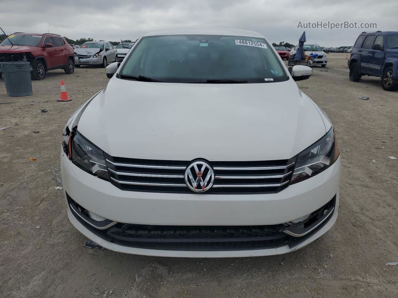 2015 Volkswagen Passat S Белый vin: 1VWAT7A39FC115925