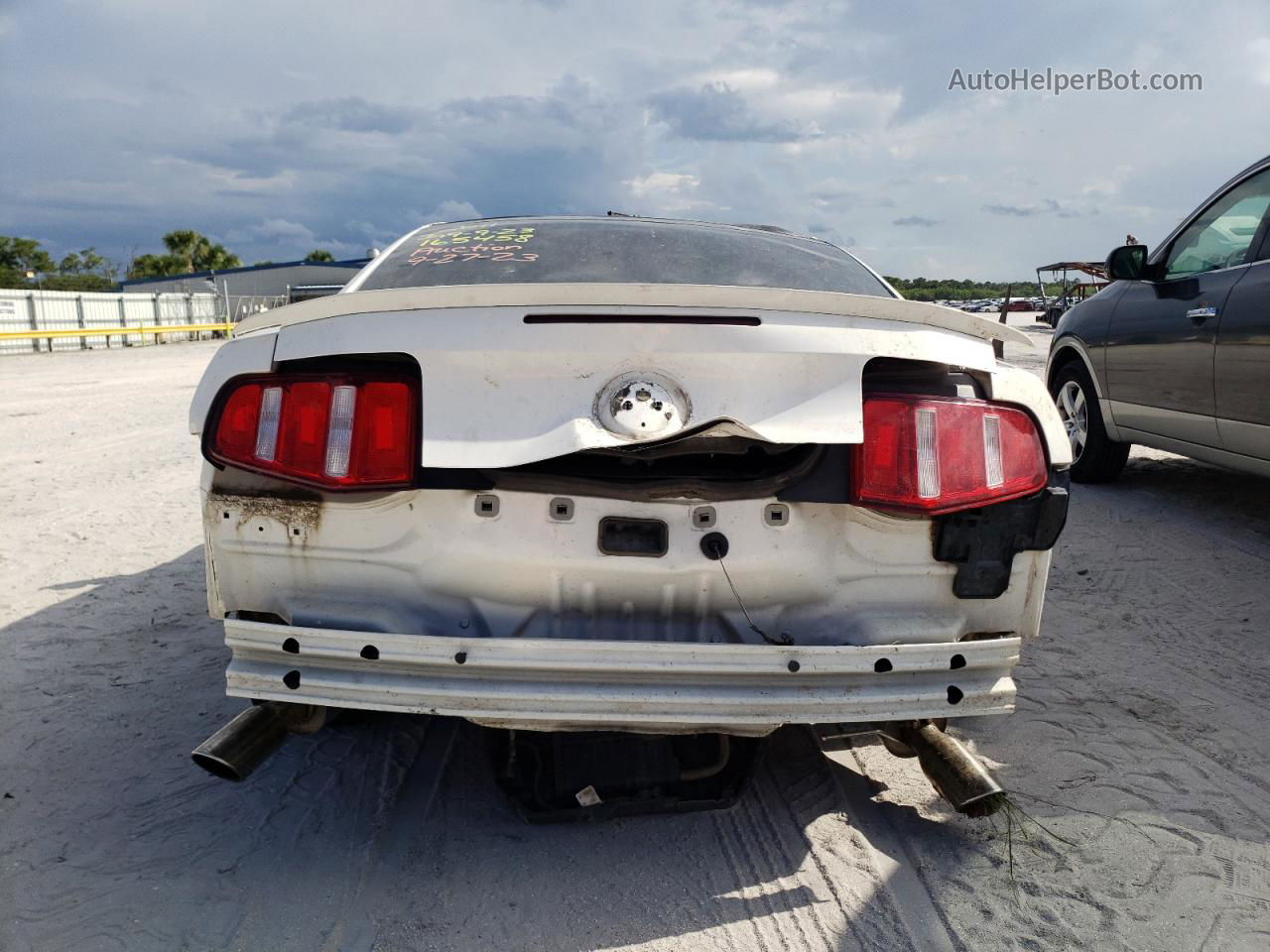 2011 Ford Mustang  White vin: 1ZVBP8AM4B5165458