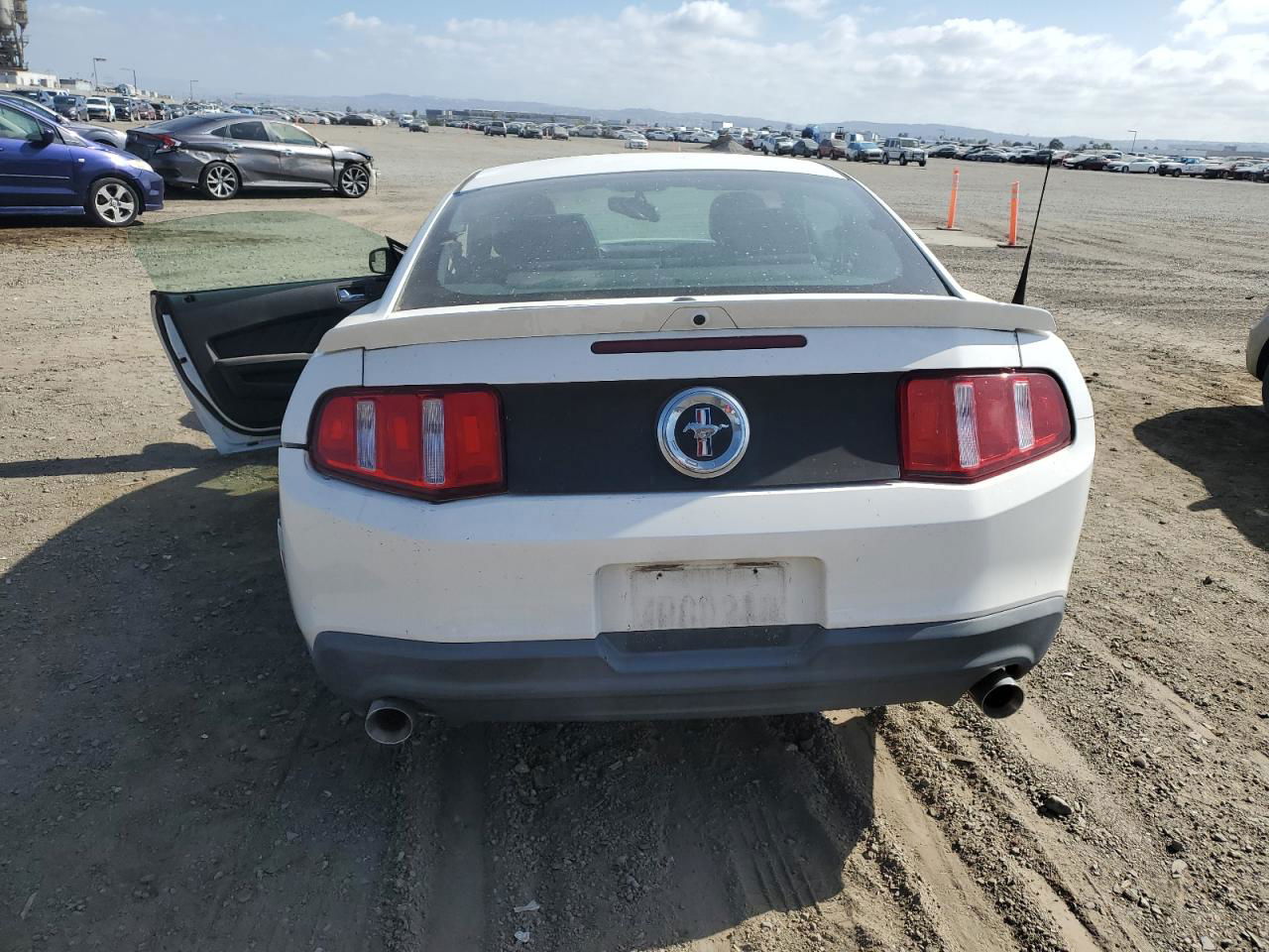 2011 Ford Mustang  White vin: 1ZVBP8AM5B5165582