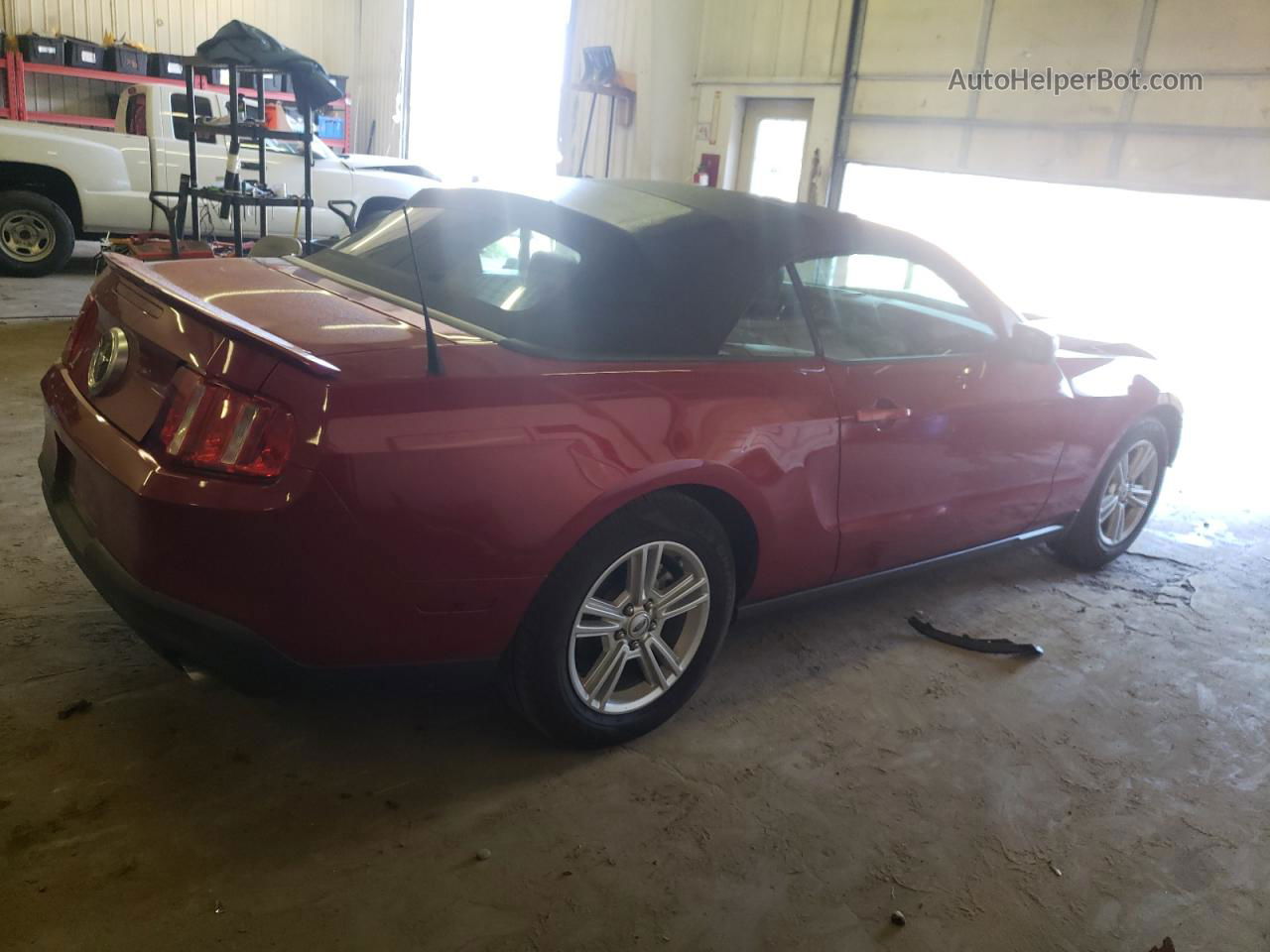 2011 Ford Mustang  Red vin: 1ZVBP8EM3B5135989