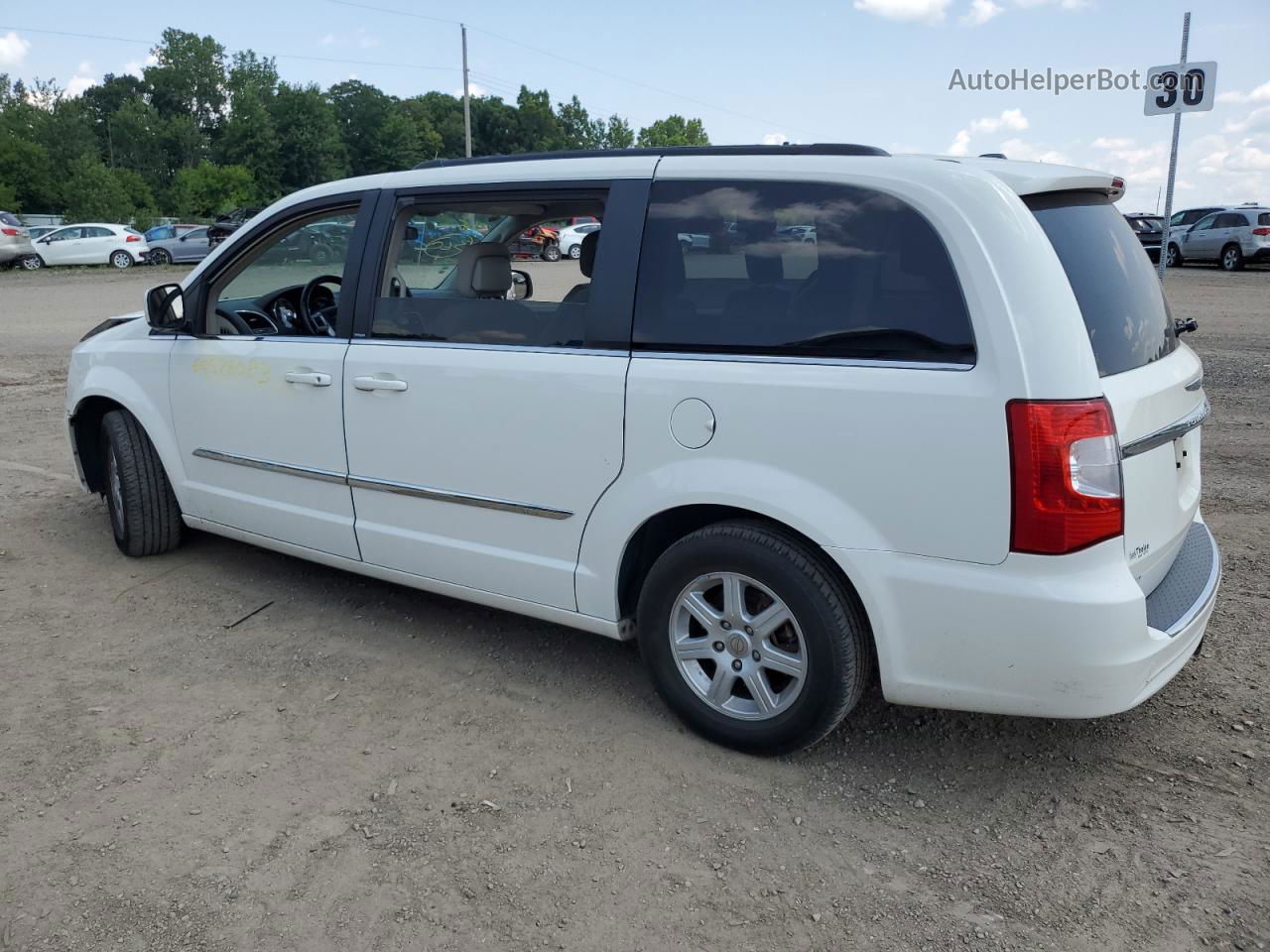 2011 Chrysler Town & Country Touring White vin: 2A4RR5DG2BR630915