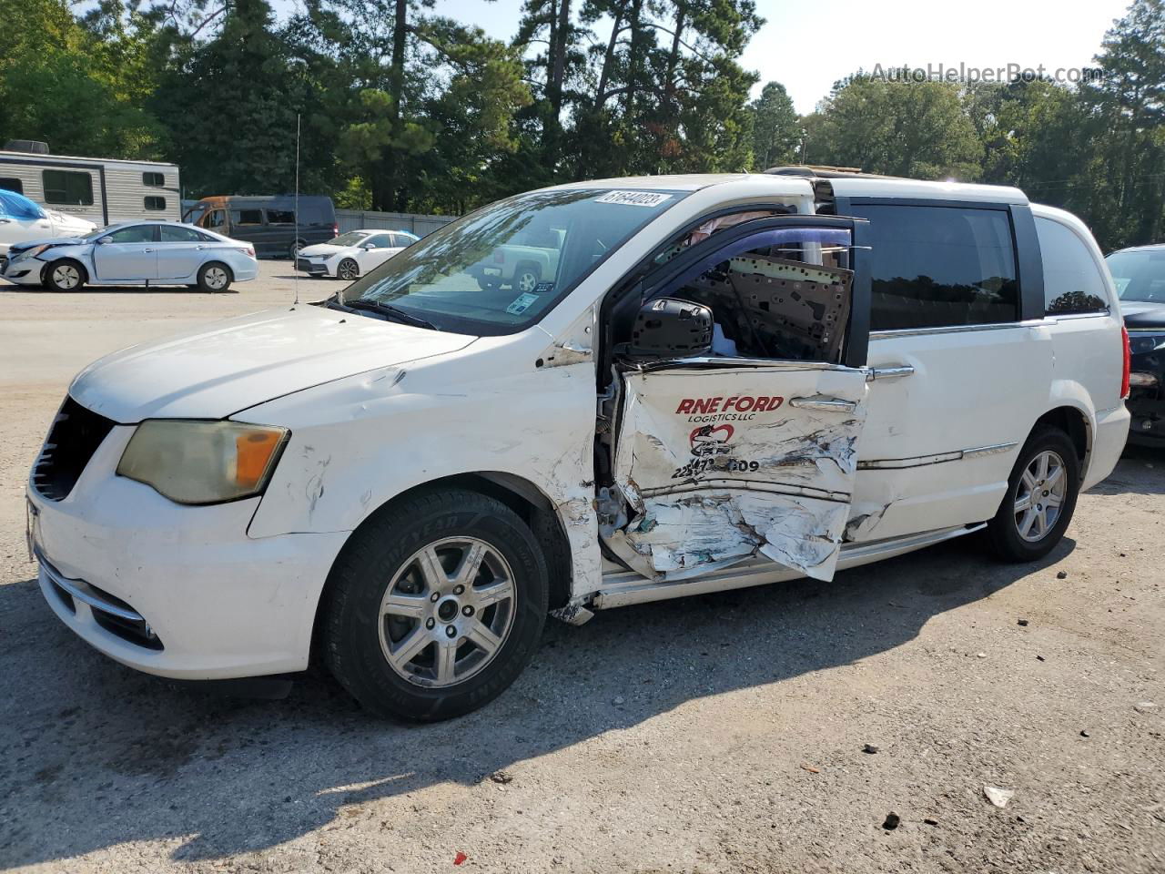 2011 Chrysler Town & Country Touring White vin: 2A4RR5DG3BR745927