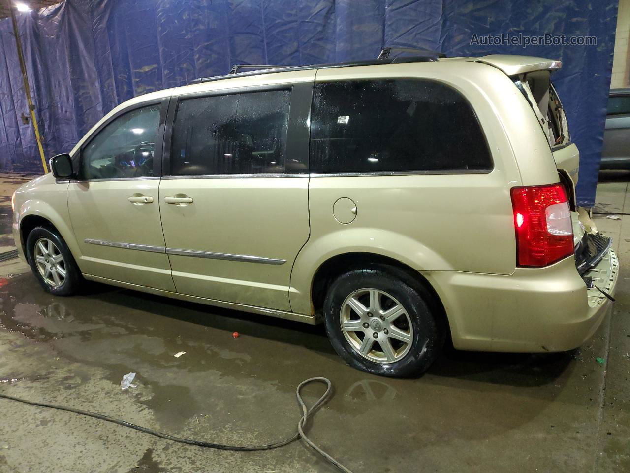 2011 Chrysler Town & Country Touring Tan vin: 2A4RR5DG4BR618457