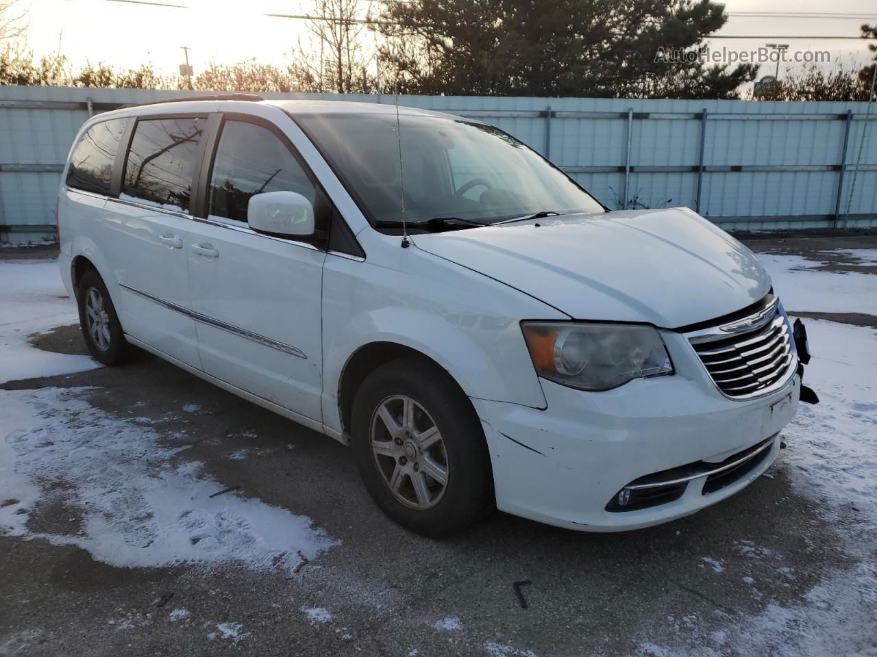 2011 Chrysler Town & Country Touring White vin: 2A4RR5DG4BR687732