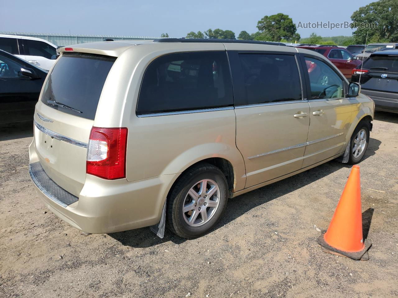 2011 Chrysler Town & Country Touring Золотой vin: 2A4RR5DG6BR694603