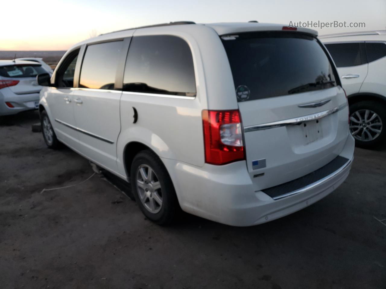 2011 Chrysler Town & Country Touring White vin: 2A4RR5DG7BR739516