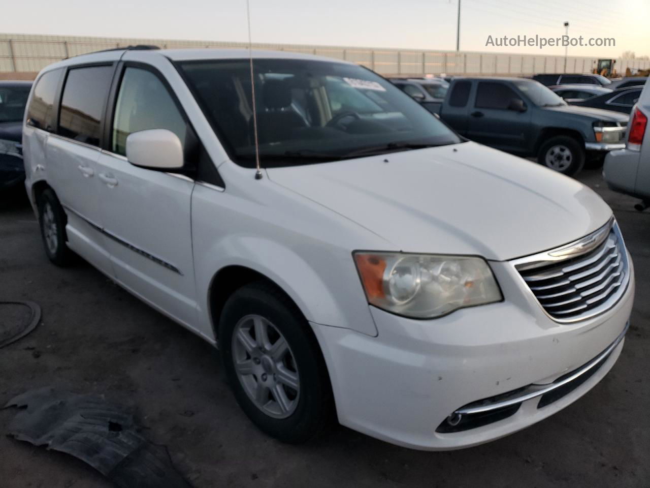 2011 Chrysler Town & Country Touring White vin: 2A4RR5DG7BR739516