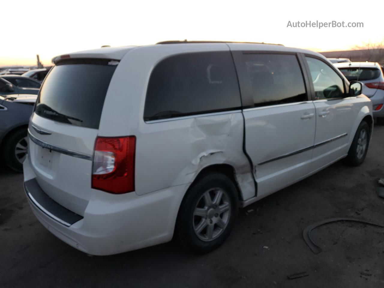 2011 Chrysler Town & Country Touring White vin: 2A4RR5DG7BR739516