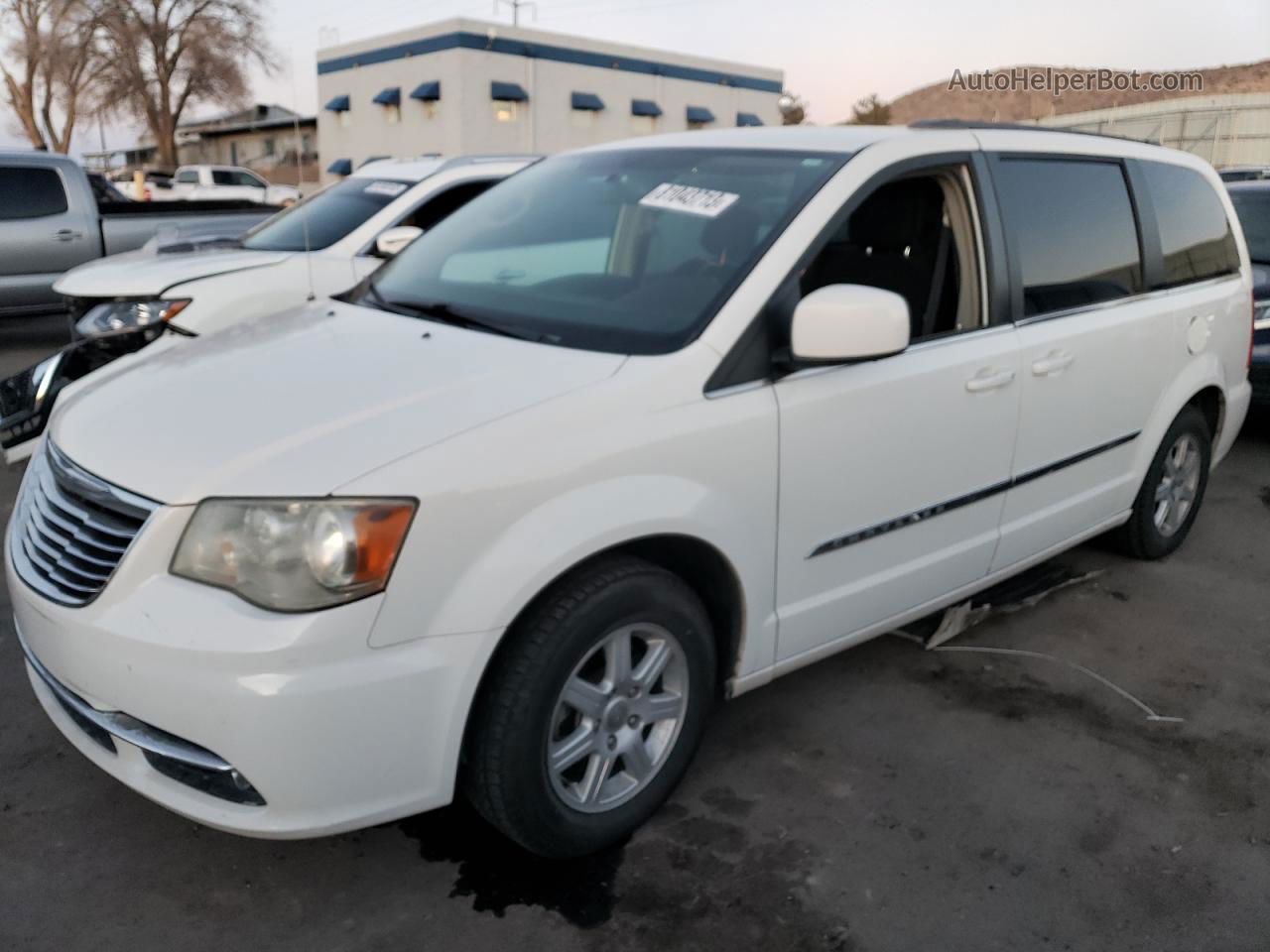 2011 Chrysler Town & Country Touring White vin: 2A4RR5DG7BR739516