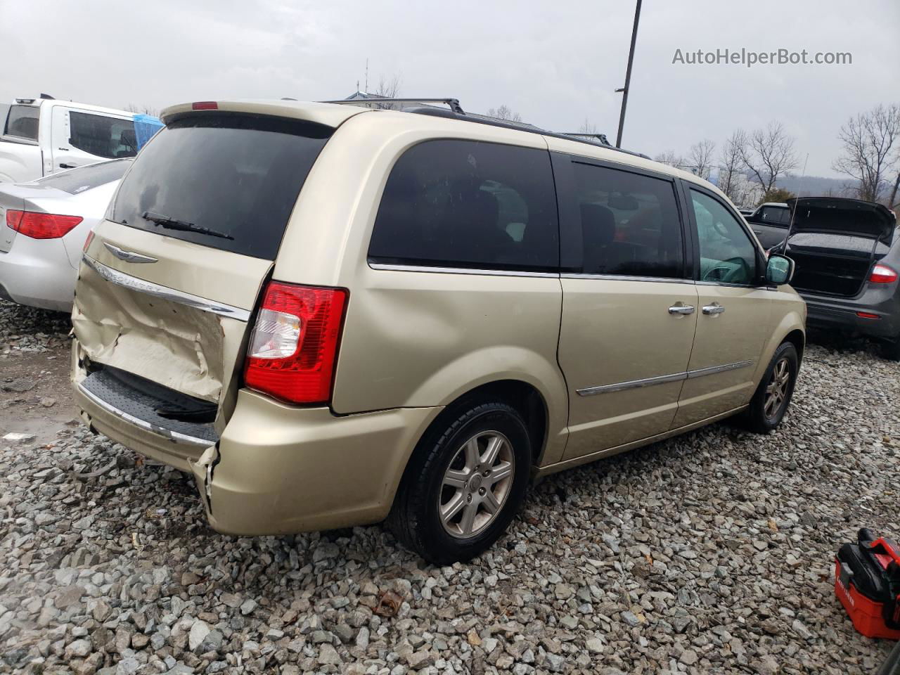 2011 Chrysler Town & Country Touring Золотой vin: 2A4RR5DG9BR675964