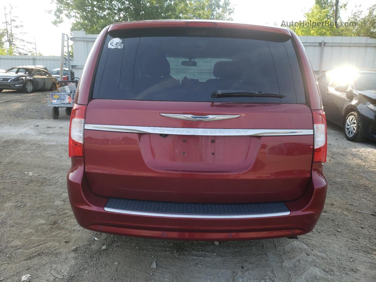 2011 Chrysler Town & Country Touring Red vin: 2A4RR5DGXBR715842