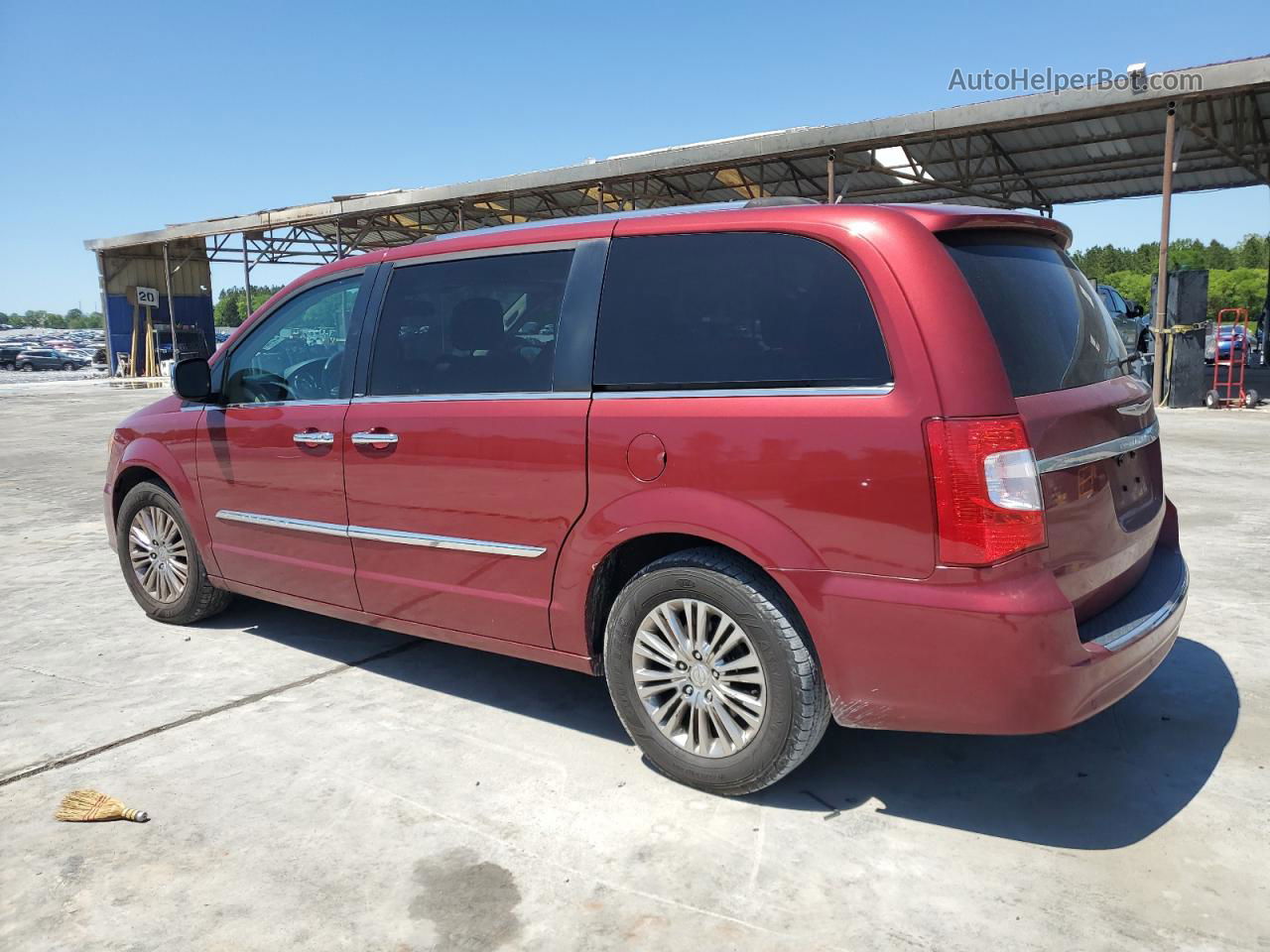 2011 Chrysler Town & Country Limited Red vin: 2A4RR6DG0BR698748