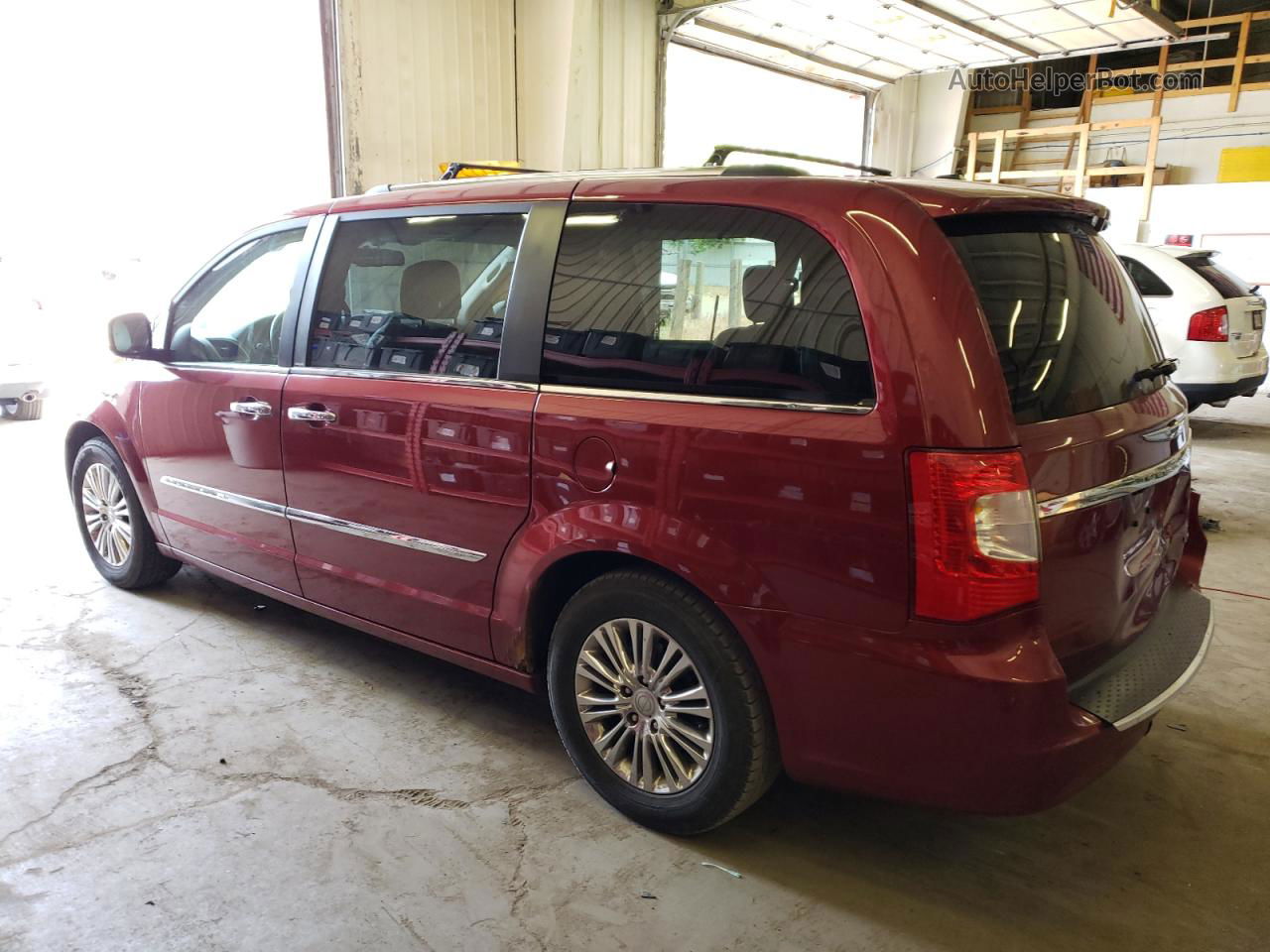 2011 Chrysler Town & Country Limited Burgundy vin: 2A4RR6DG4BR615483