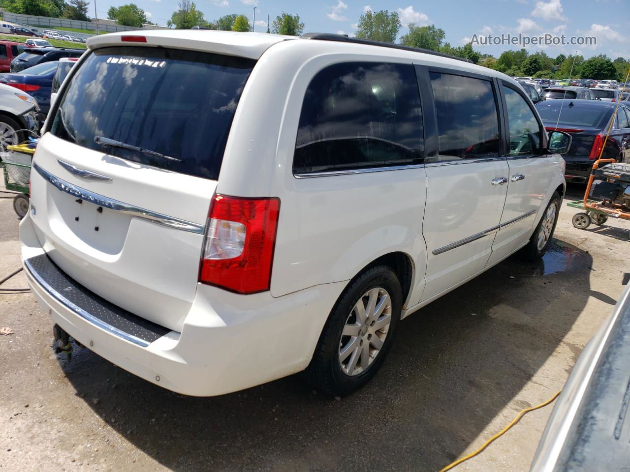 2011 Chrysler Town & Country Touring L White vin: 2A4RR8DG1BR651224