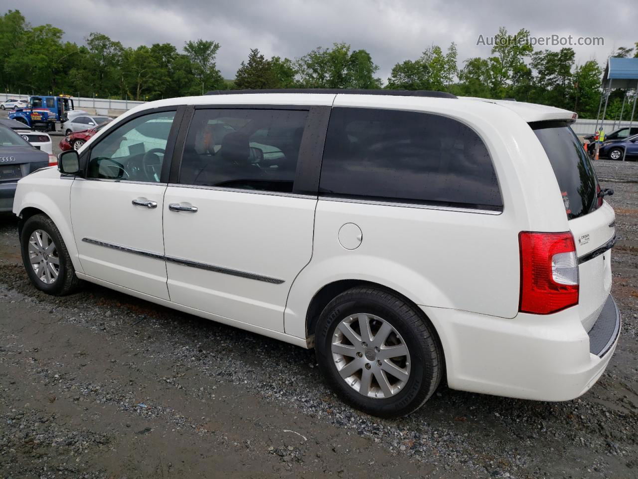 2011 Chrysler Town & Country Touring L White vin: 2A4RR8DG2BR716579