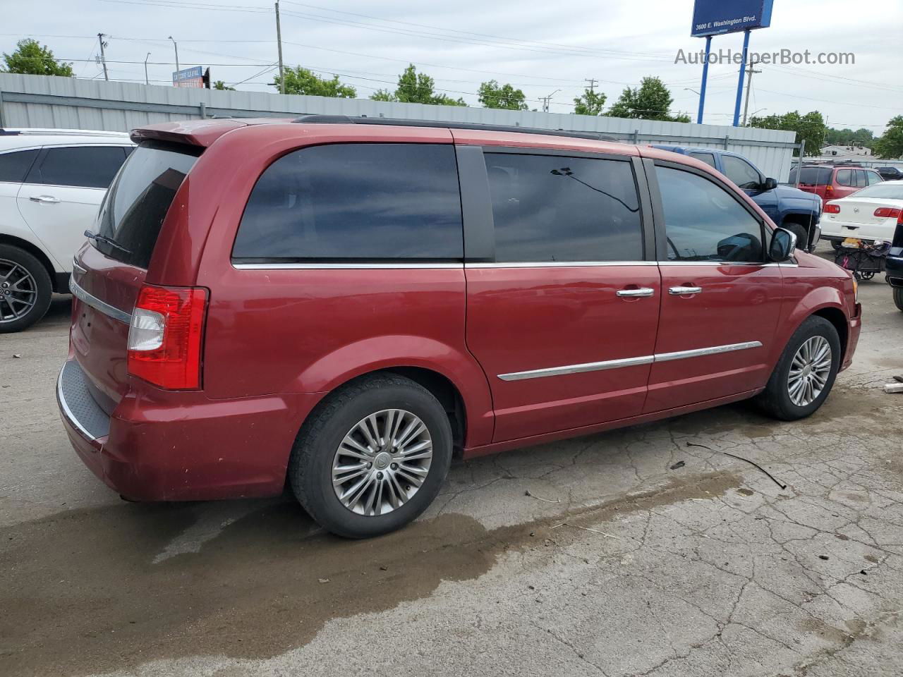 2011 Chrysler Town & Country Touring L Red vin: 2A4RR8DG2BR749436