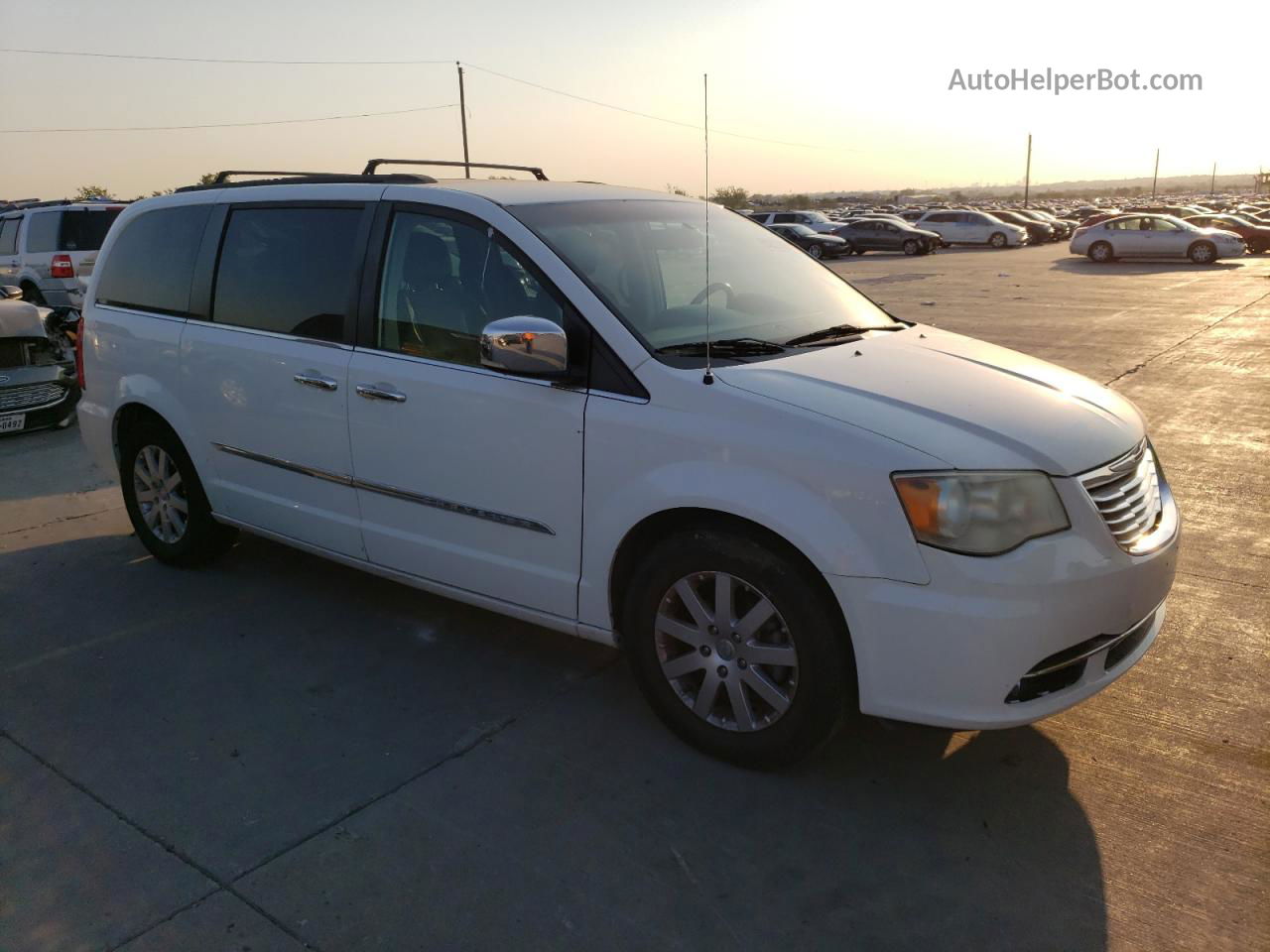 2011 Chrysler Town & Country Touring L White vin: 2A4RR8DG4BR797939