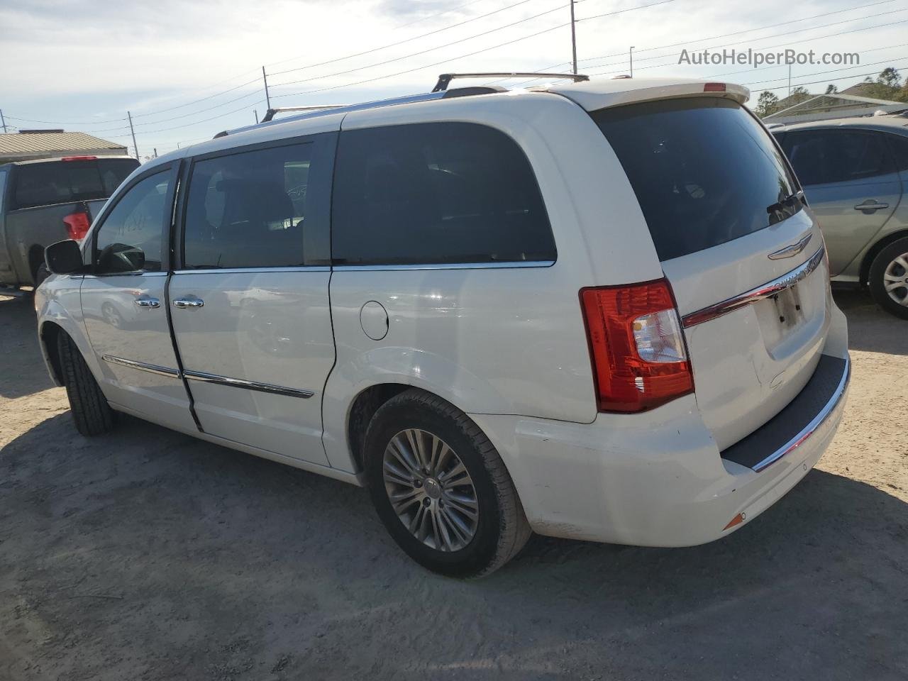 2011 Chrysler Town & Country Touring L White vin: 2A4RR8DG6BR728217