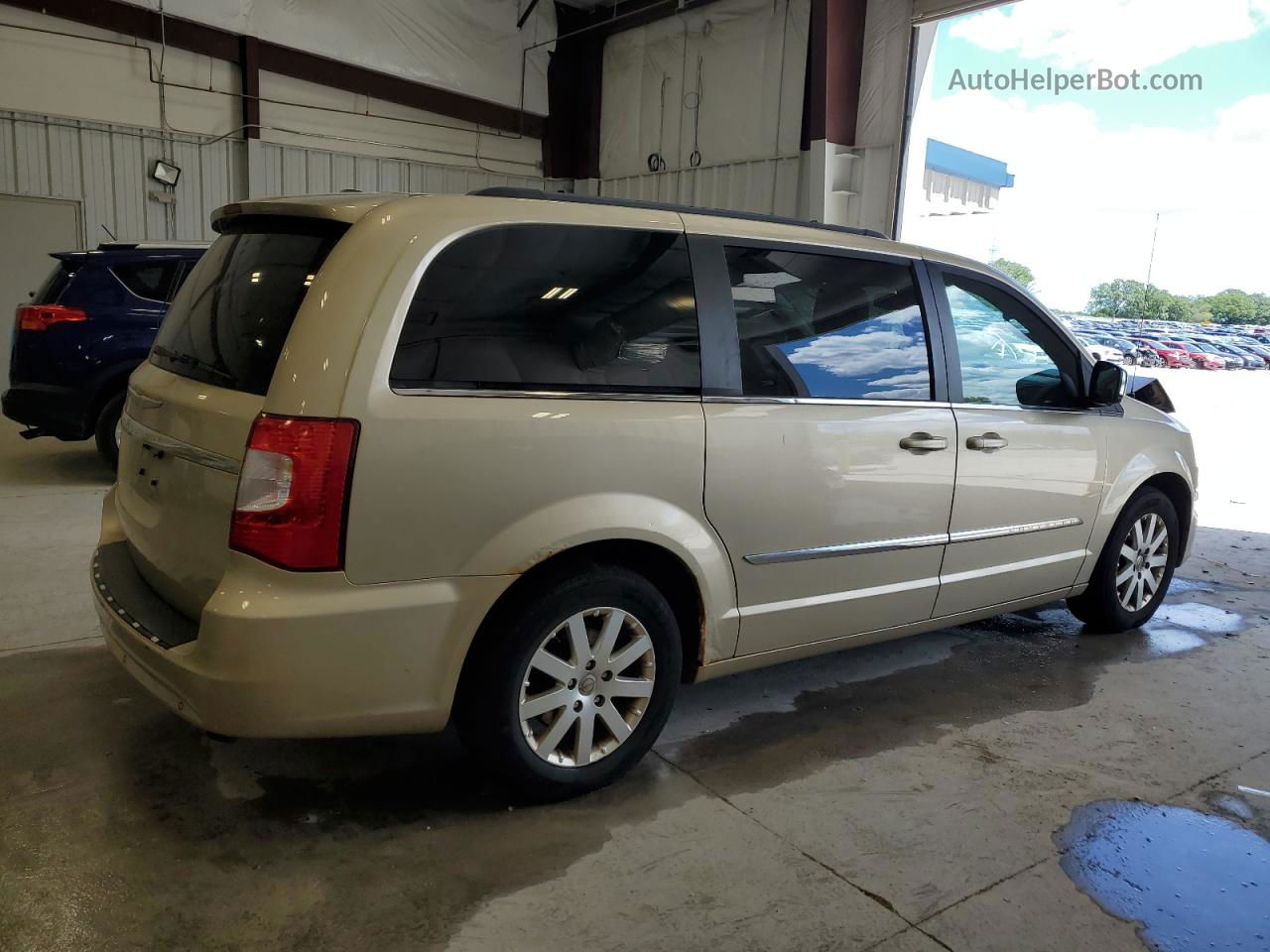 2011 Chrysler Town & Country Touring L Gold vin: 2A4RR8DG9BR781736