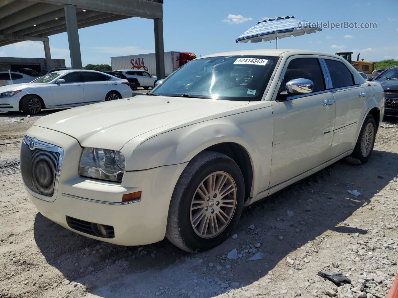 2010 Chrysler 300 Touring Cream vin: 2C3CA4CD0AH150028