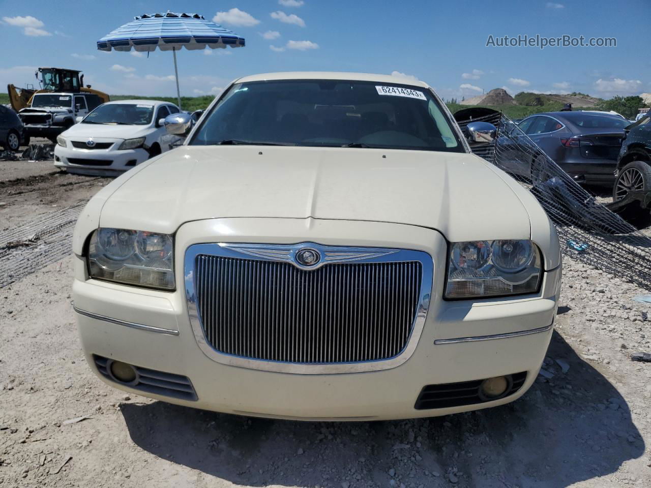 2010 Chrysler 300 Touring Cream vin: 2C3CA4CD0AH150028