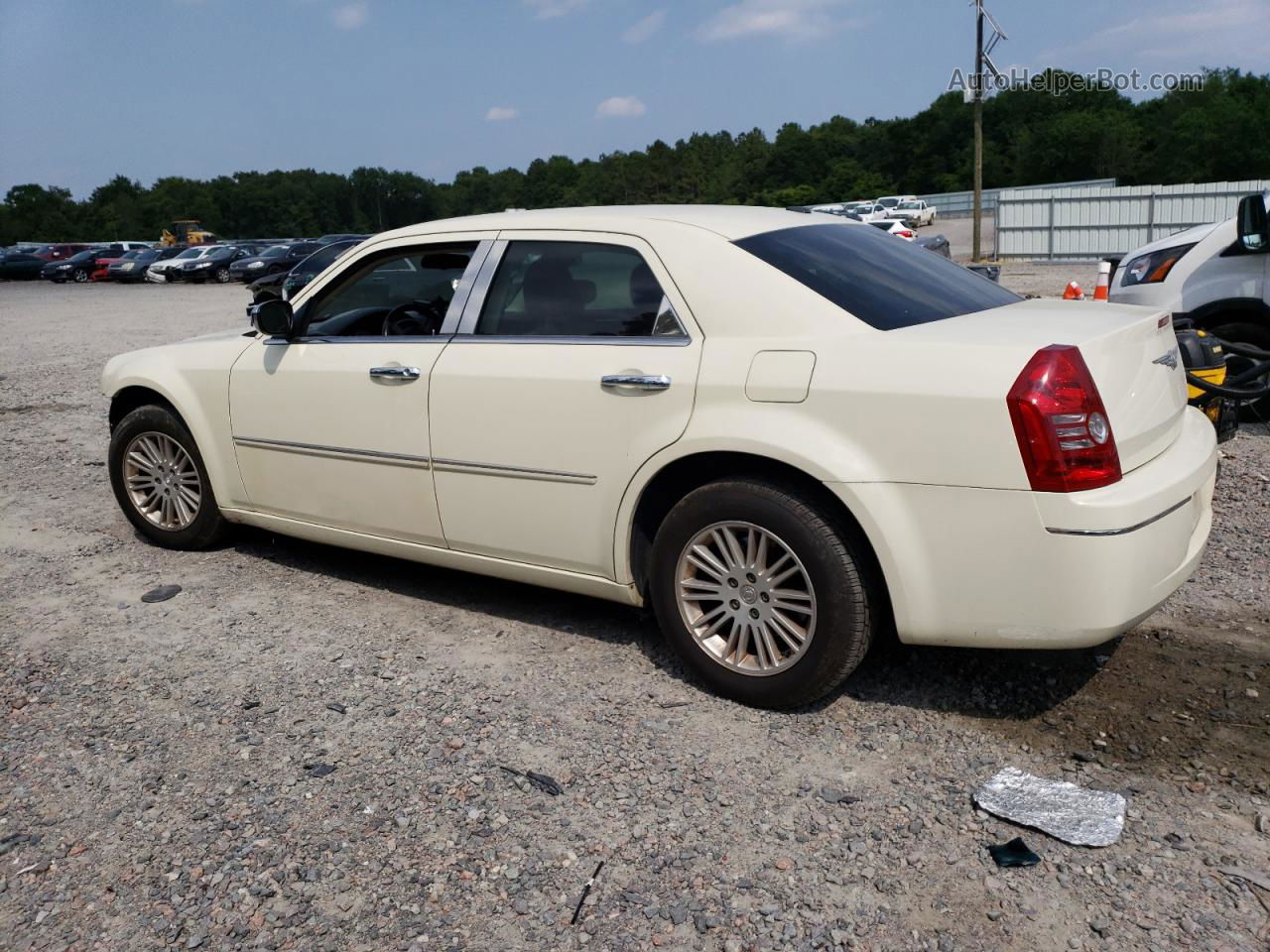 2010 Chrysler 300 Touring Beige vin: 2C3CA5CV1AH326616