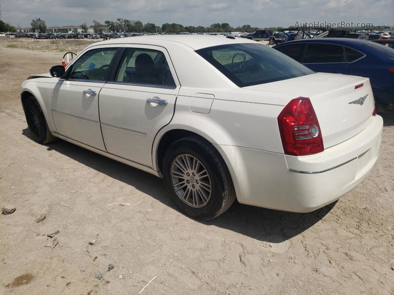 2010 Chrysler 300 Touring White vin: 2C3CA5CV8AH211916